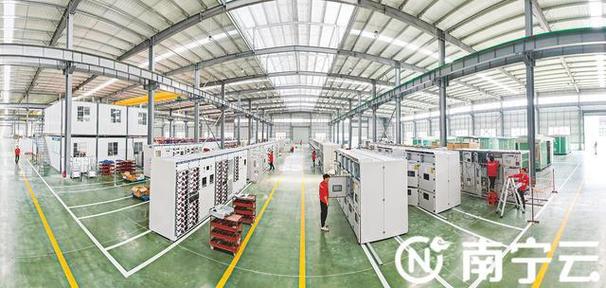 在广西明电电气股份电力设备生产基地,工人们进行设备出厂